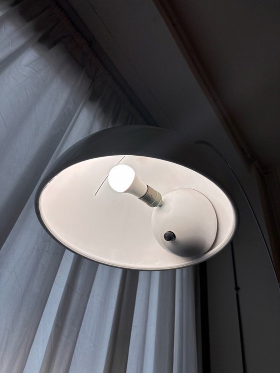 Image 1 of Lampada da terra Coupé Ad Arco Joe Colombo per Oluce, design vintage in cromo bianco