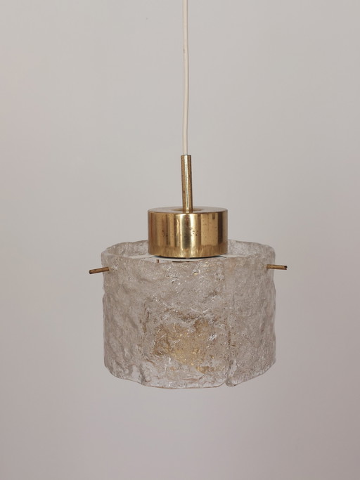 Vintage hanglamp uit het midden van de 20e eeuw met matglazen kap en messing afwerking. – hanglampen, Metal, Brass