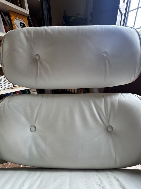 Image 1 of Poltrona e poggiapiedi Vitra Eames - Edizione limitata per i primi 500 esemplari.