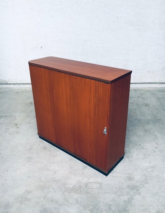 Image 1 of Archivador con puertas correderas de diseño moderno de mediados de siglo, Bélgica, años 60