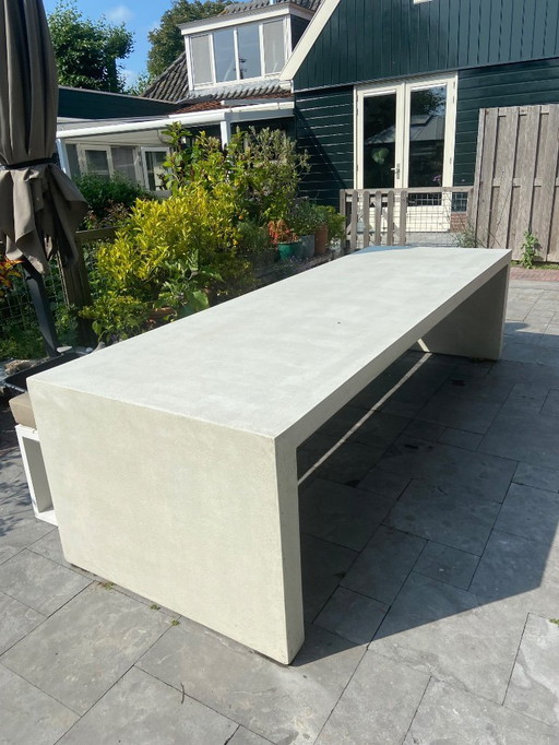Brutus classic buitentafel Net-Echt betonlook