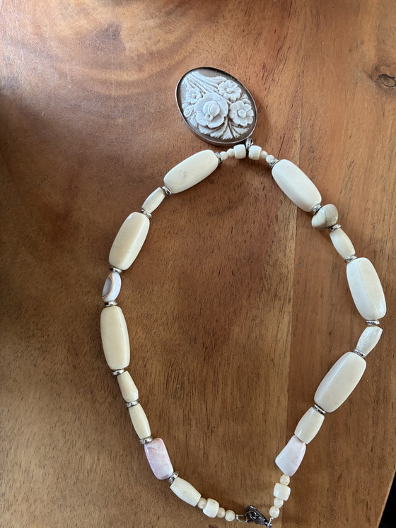Image 1 of Nieuwe ketting met vintage kralen en steencamee lengte 49 cm