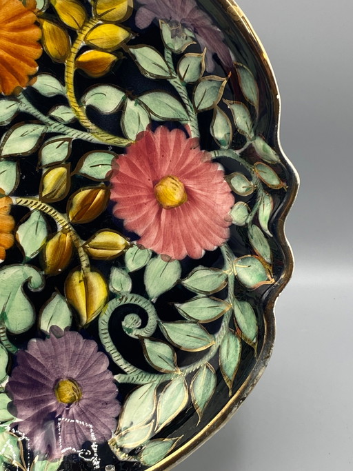 Grande piatto decorativo, in ceramica Monaco, con decorazione floreale policroma su sfondo nero. – servies (photo 2 of 6)