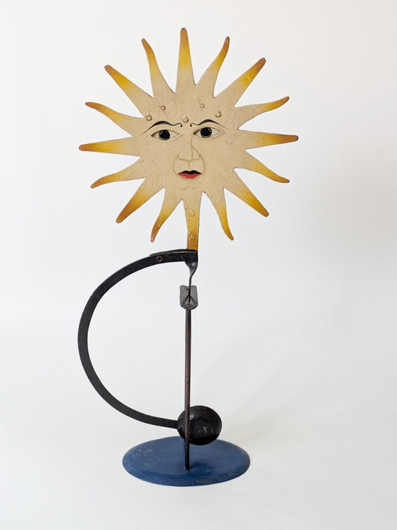 Scultura cinetica vintage a forma di volto di sole, in metallo dipinto a mano. – Sculture (photo 2 of 18)