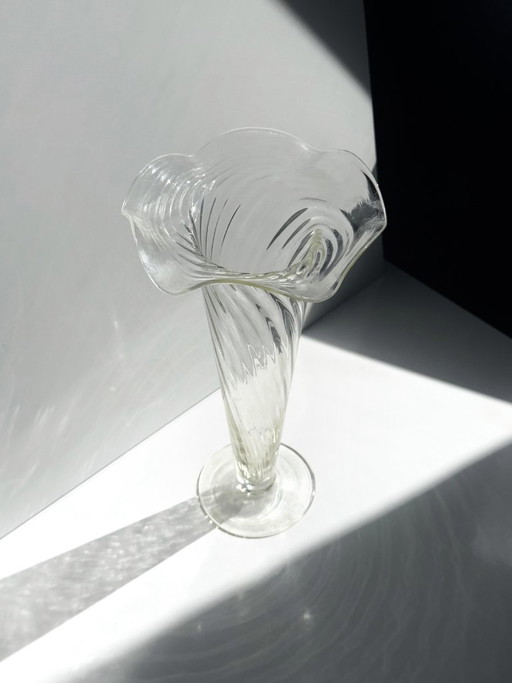 Große Vintage Glasvase, mundgeblasen mit Swirl-Dekor und gewelltem Rand, 1960er/70er Jahre – vazen (photo 2 of 5)