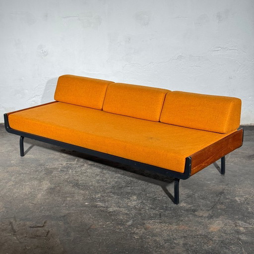 Ariadne Teakhouten Daybed van Friso Kramer voor Auping, jaren 1960 – 3 5 zitsbanken, polished steel
