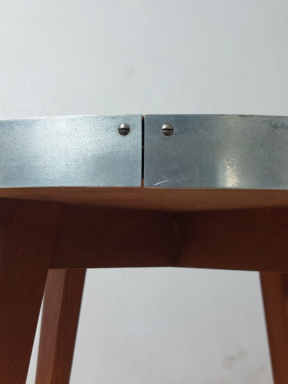 Image 1 of Vintage bijzettafel uit het midden van de vorige eeuw, van hout en metaal.