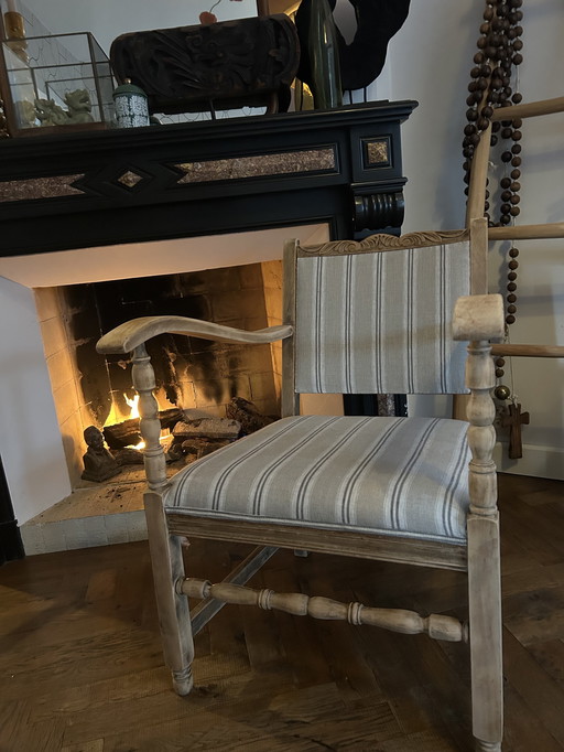 Silla antigua de roble con tallas y tapizada con lino francés