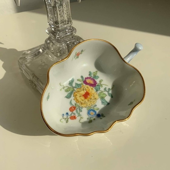 Image 1 of Coppia di antichi piatti giapponesi in porcellana Kutani a forma di foglia – Era Meiji/Taisho – Dipinti a mano e dorati