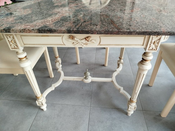 Image 1 of Brocante tafel met granieten blad Paradiso en 4 crèmekleurige stoelen