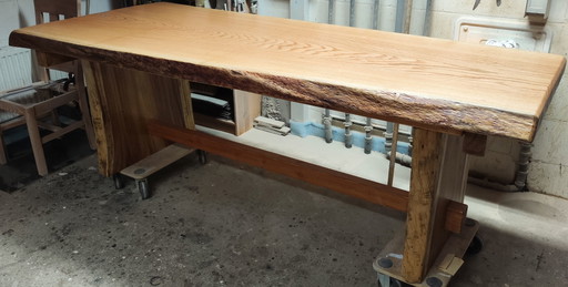 Table en bois naturel faite à la main