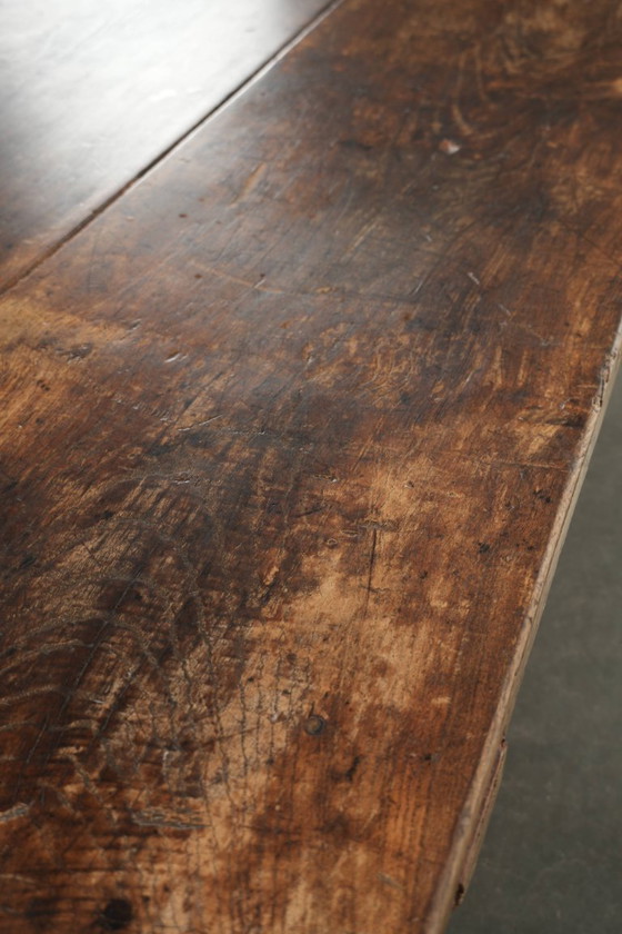 Image 1 of Table basse ancienne en bois fruitier du sud de l'Europe, avec un tiroir et une belle patine pleine de caractère.