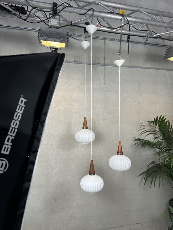 Image 1 of 3x lámparas colgantes 'japandi' - teca y opalina