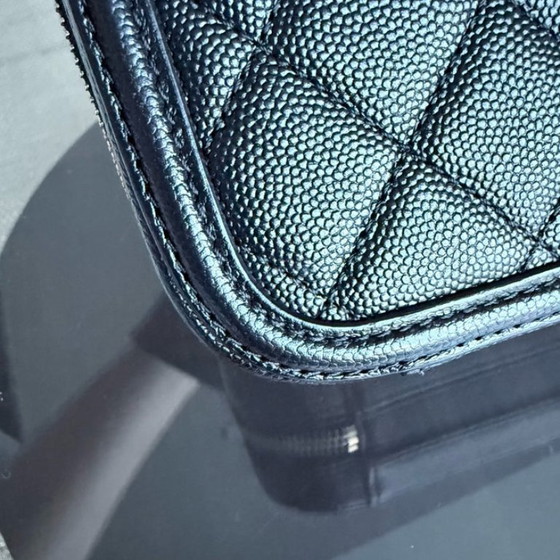 Image 1 of Chanel Filigraan Toilettas Medium - Caviar Gewatteerd Kalfsleer met Korrelnerf Zwart Goudkleurige Hardware Serie 27