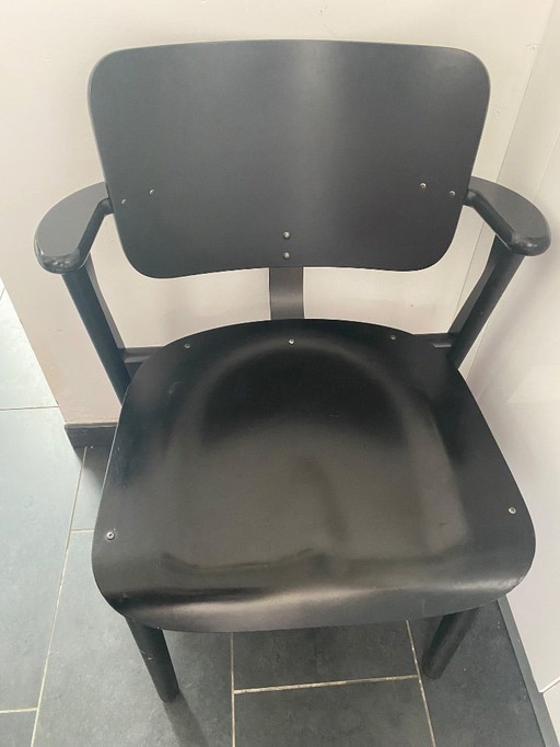 8 Domus stoelen van Artek, zwarte beits
