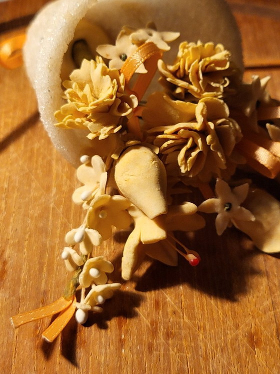 Fleurs de Sucre Anglaises sous Cloche en Verre sur Plateau en Bois, Englische Konditoren Zuckerkunst (photo 15 sur 15)