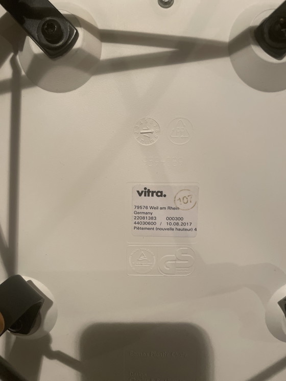 Image 1 of , 2 o 3 sedie in plastica bianca Charles Eames Iconic con cuscino color mandarino