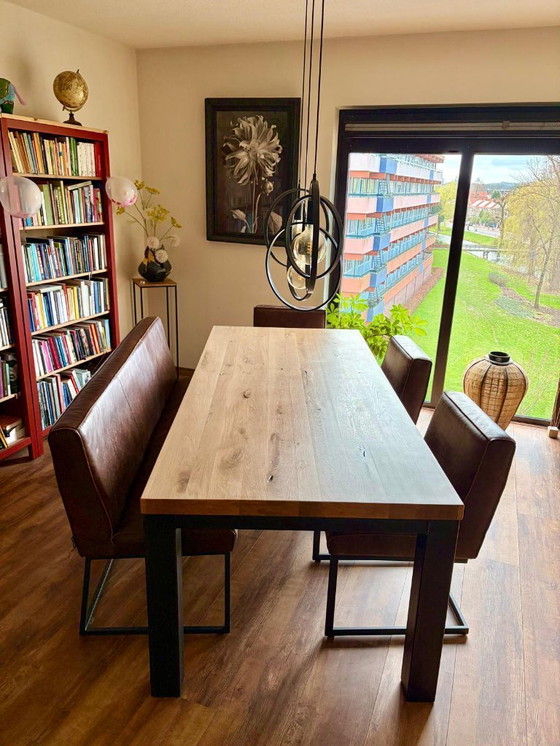 Image 1 of Wegen Zusammenziehens wird ein schöner Bartisch mit luxuriösen Barhockern verkauft.