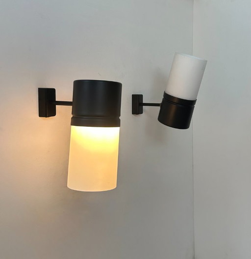 Coppia di applique vintage regolabili, metallo nero opaco e vetro opalino, Francia, 1950