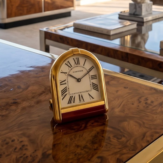 Image 1 of Cartier "Romane" reis- en bureauwekker uit de jaren 80, verguld met 18 karaats goud, inclusief originele doos en papieren.