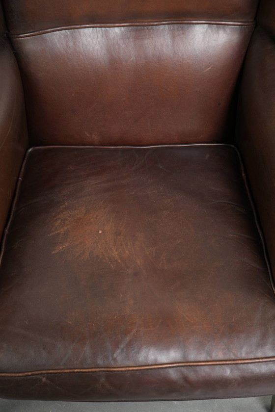 Wunderschöner, dezenter Ohrensessel aus Schaffell in einem tiefen Cognac-Ton mit bequemer Sitzfläche (photo 6 of 12)