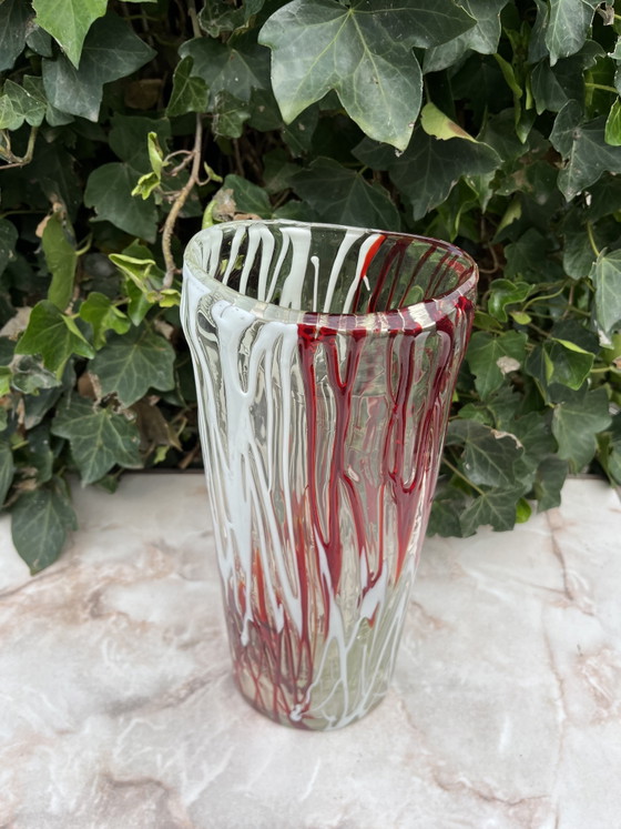 Image 1 of Jarrón antiguo de cristal de Murano rojo con detalles blancos estilo goteo