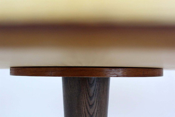 Image 1 of Table de salle à manger ronde tulipe en noyer, style moderne du milieu du siècle, restaurée par Drevotvar, années 1960