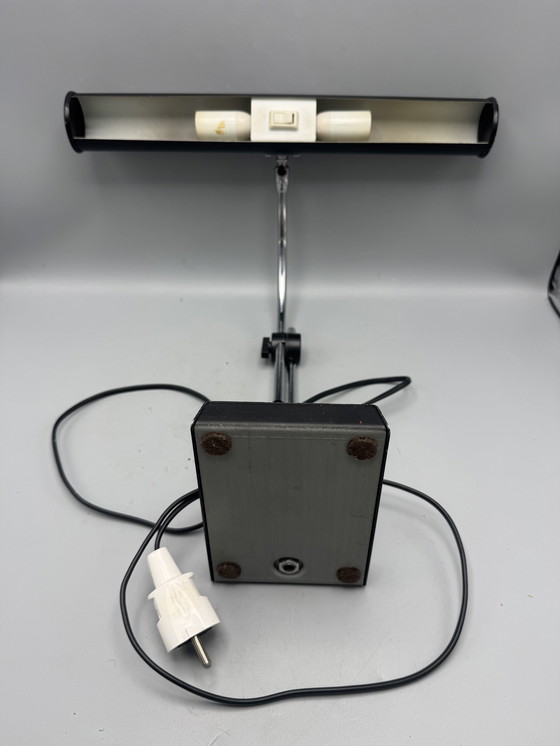 Image 1 of Stijlvolle verstelbare bureaulamp van OMI – Mid-Century functionaliteit met een strakke moderne uitstraling