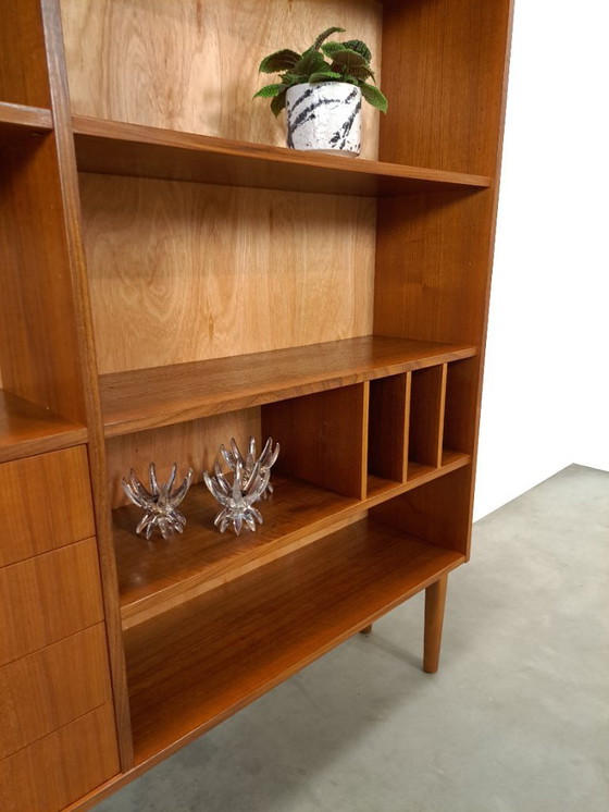 Image 1 of Deens teak vakkenkast met lades en hoge poten, vintage wandkast