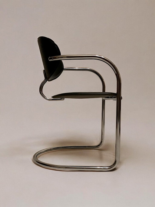 C. 1970 - Suite de Huit Chaises Cantilever en Skaï Noir et Chrome - Italie -