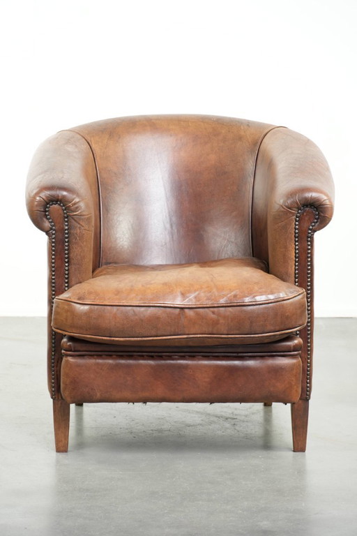 Heerlijke stoere cognac kleurige schapenleren clubfauteuil met een mooie vintage look in Engelse stijl