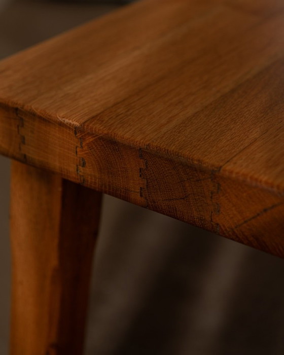 Image 1 of Vintage brutalistische massief eikenhouten bijzettafels (set van 3) – Nederlands, jaren 70