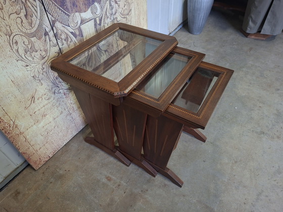 Image 1 of Set Mimi composto da tre pezzi in teak con bordi intarsiati e piani in vetro, dimensioni 48x38 cm e altezza 55 cm.