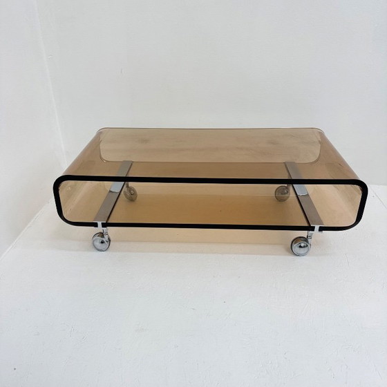 Image 1 of Mesa de centro de plexiglás de mediados de siglo, diseñada por Michel Dumas para Roche Bobois en 1972.