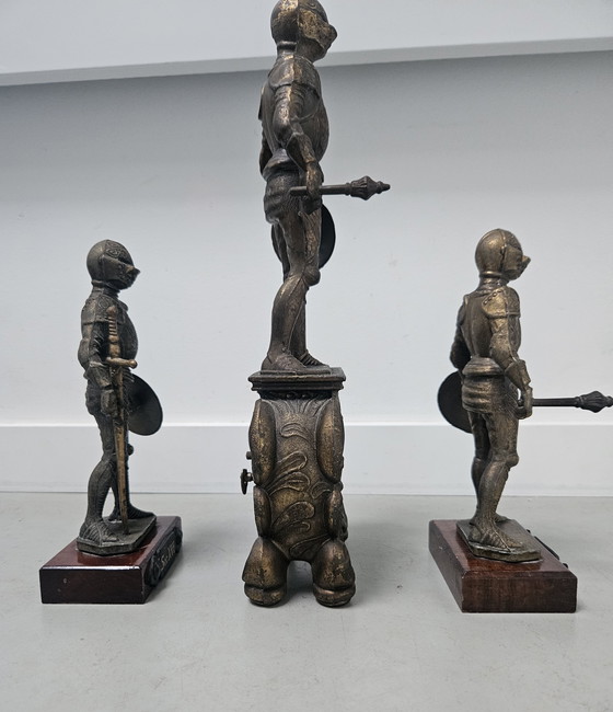 Image 1 of Horloge Chevalier avec statues de chevaliers assorties