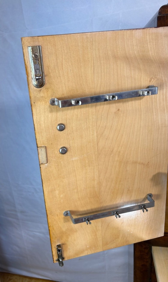 Image 1 of Meuble bar Art déco vintage en noyer (1920-1940) Superbe meuble à cocktail avec des accents en miroir et des caractéristiques or