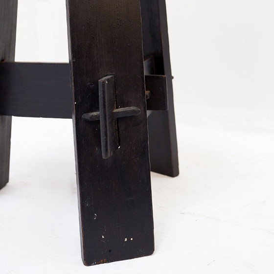 Image 1 of Vintage driepootkruk van zwart gebeitst hout met pen-en-gatverbindingen.