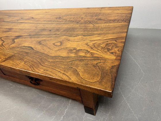 Image 1 of Gran mesa de centro francesa antigua de estilo rústico con dos cajones