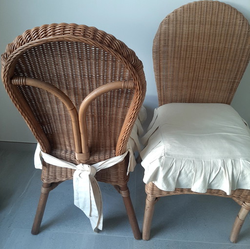 4X rotan stoelen met kussens en 1X rotan tafel met glazen blad