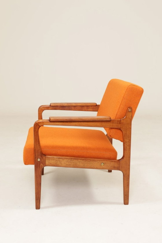 Image 1 of Vintage oranje fauteuil met wollen bekleding en walnootkleurig hout, mid-century modern stijl.