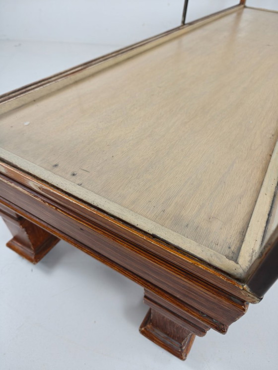 Image 1 of Bancone da negozio inglese antico in ottone – Modello stretto con misure in metri