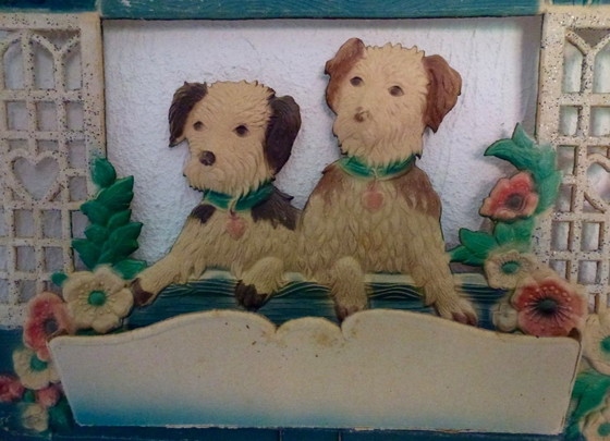 Image 1 of Vintage wanddecoratie in gesneden karton met een afbeelding van twee Schotse terriërs. 