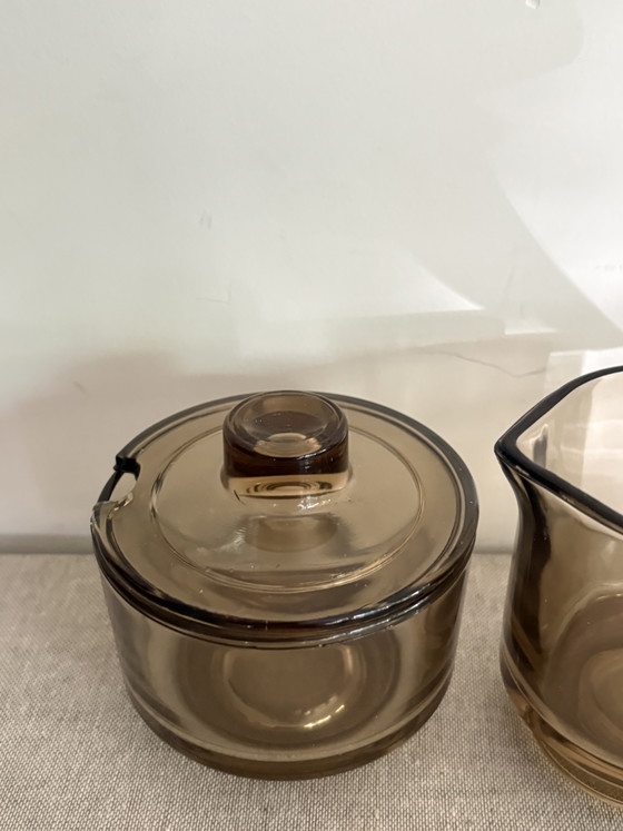 Image 1 of Jarra de leche y azucarero antiguos de Joe Colombo “Arno Italora”, de cristal ahumado.