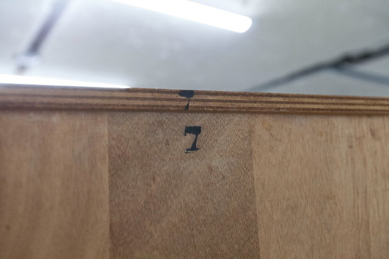 Image 1 of Armoire 1950 Mid-Century-Modern chêne en frisage 2 portes, 2 tiroirs, 4 étagères, 30cm de penderie et miroir 54x18cm