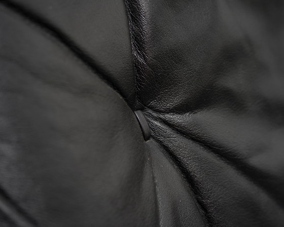 Image 1 of Sillón reclinable escandinavo con reposapiés, fabricante Stressless Ekornes, modelo “Prince”, cuero negro.