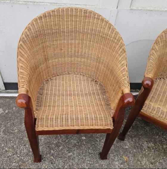Image 1 of Set van 2 Koloniale Rotan Armstoelen – Hand gevlochten – Massief Houten Frame (Beuken/Mahonie)