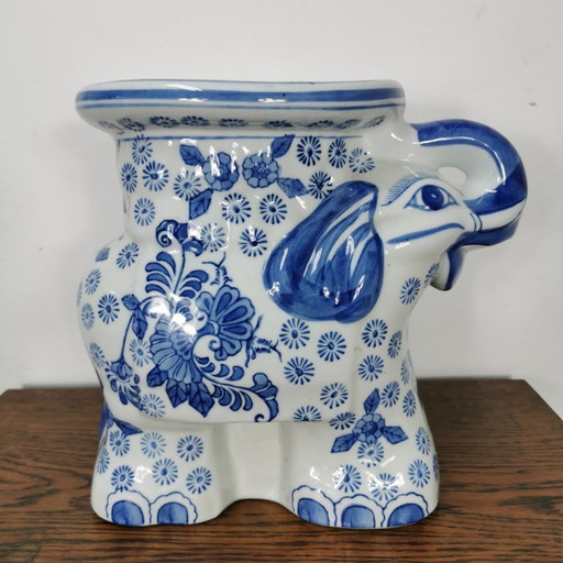Table d'appoint vintage en céramique bleue de Delft, style chinoiserie. Éléphant.