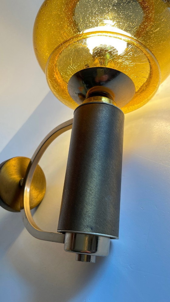 Image 1 of Aplique de pared de los años 70 en latón cepillado y vidrio soplado.