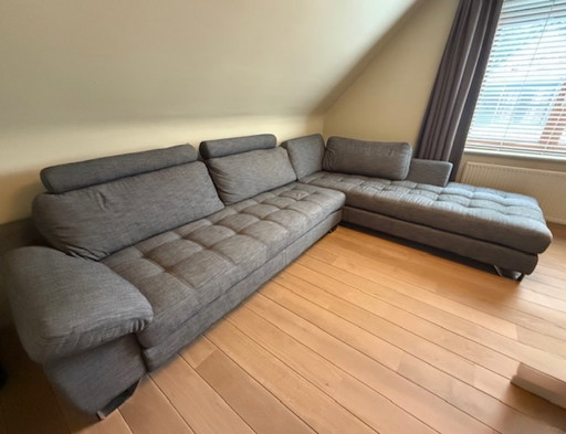 Asiento esquinero (recamiere) con brazo de tres plazas a la izquierda, ideal para relajarse