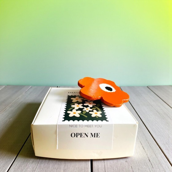 Image 1 of Broche en bois orange faite à la main inspirée de Marmekko